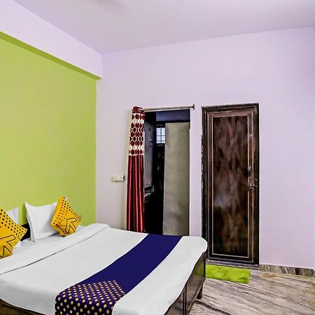Spot On Raj Hotel Vip Near Worlds Of Wonder Kalkaji Devi ภายนอก รูปภาพ